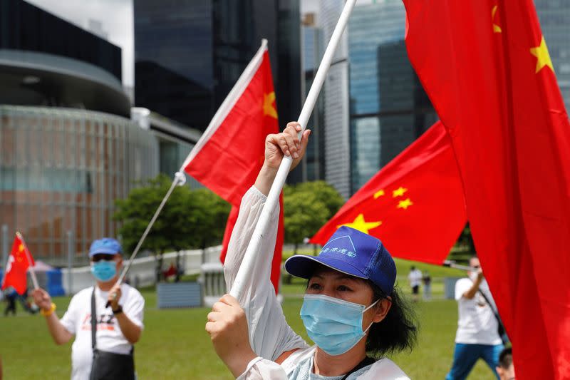 Los partidarios pro-China celebran con banderas de Hong Kong y China después de que el parlamento chino haya aprobado la ley de seguridad nacional para Hong Kong, en Hong Kong, China