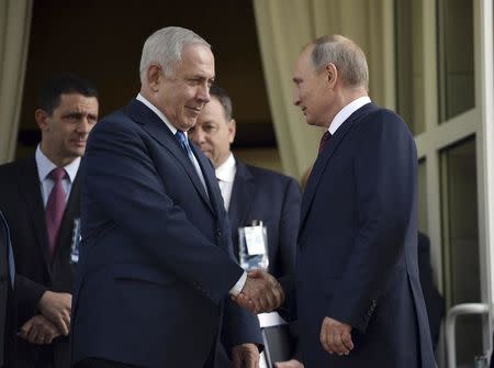 Russian President Vladimir Putin (R) shakes hands with Israeli Prime Minister Benjamin Netanyahu during a meeting in Sochi, Russia August 23, 2017. Sputnik/Alexei Nikolsky/Kremlin via REUTERS