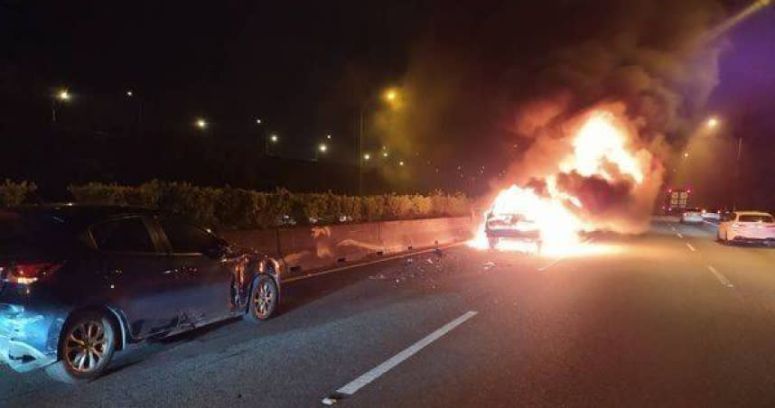 國1三義段南下車道8日深夜發生追撞事故，導致現場1輛小客車當場起火燃燒且整輛車在警消趕抵前就已陷入火海中。（圖／翻攝畫面）