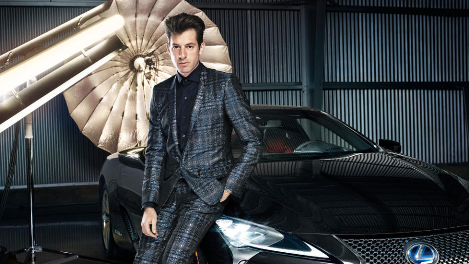 Mark Ronson auf dem neuen Lexus LC