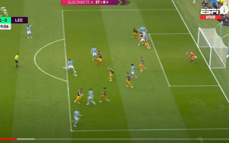 Gundogan recibe el centro atrás de Marhez y convierte el 1-0 para Manchester City; los defensores de Leeds, demasiado metidos en el área, no logran bloquear al definidor