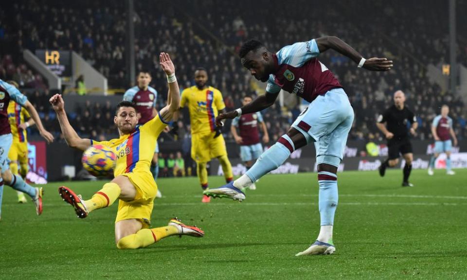 Maxwel Cornet scores Burnley’s third goal in the 3-3 draw with Crystal Palace.
