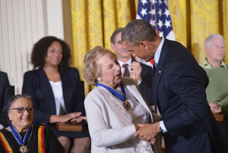 Ethel Kennedy, viuda de «Bobby» Kennedy, recibe la medalla presidencial de la libertad de manos del presidente Barack Obama en la Casa Blanca el 24 de noviembre de 2014 en Washington (MANDEL NGAN)