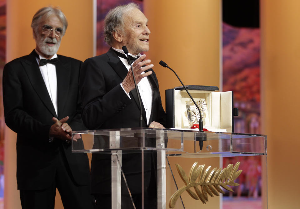 ARCHIVO - El actor Jean-Louis Trintignant, a la derecha, habla mientras el director Michael Haneke lo mira tras recibir la Palma de Oro por "Amour" en el Festival de Cine de Cannes, en el sur de Francia, el 27 de mayo de 2012. Trintignant, un ídolo del cine francés, falleció. Tenía 91 años. (Foto AP/Lionel Cironneau, archivo)