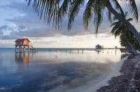 Ambergris Caye, Belize – Este pequeno país está se tornando uma das opções mais atraentes para os amantes da natureza. Belize abriga a reserva ambiental Barrier Reef, o maior aglomerado de corais de recife do Oceano Atlântico. A praia de Ambergris Caye aparece como base de aventureiros fãs de trilhas e conta ainda com águas azul-turquesa do Mar do Caribe. Os visitantes podem também observar pássaros, andar de bicicleta, praticar golfe e ainda esportes aquáticos como vela, windsurf ou mergulho.