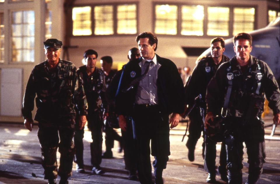 President Whitmore (Bill Pullman, center) personally leads his troops in a final battle against the alien menace in 