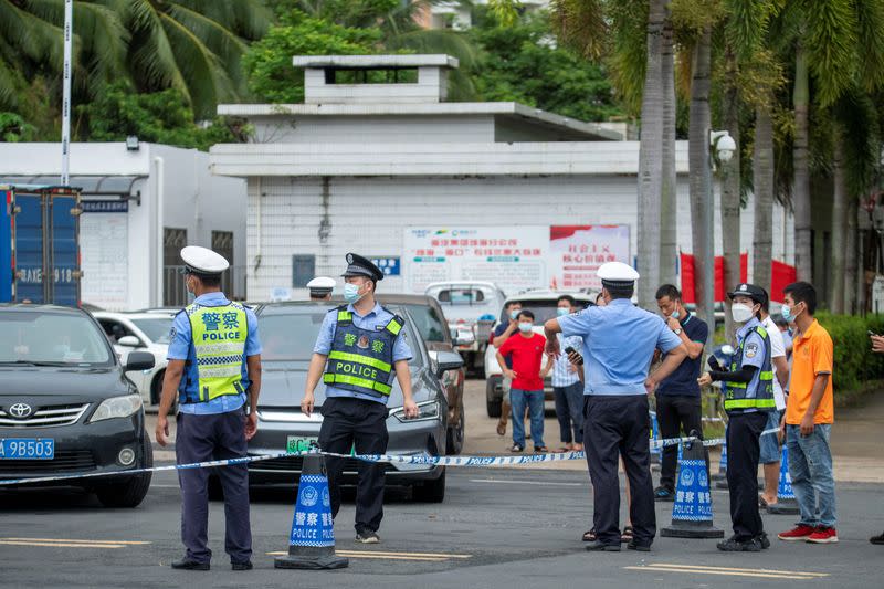 Police officers manage vehicles entering and exiting Qionghai amid COVID-19 outbreak