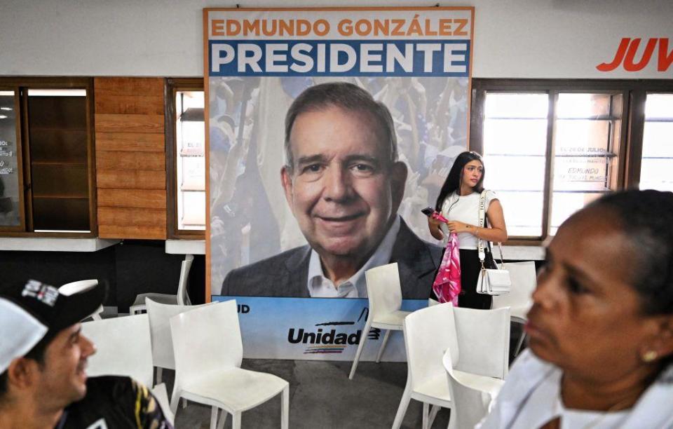 Seguidores de Edmundo González Urrutia, asisten a un evento de campaña en Caracas, el 11 de junio de 2024.