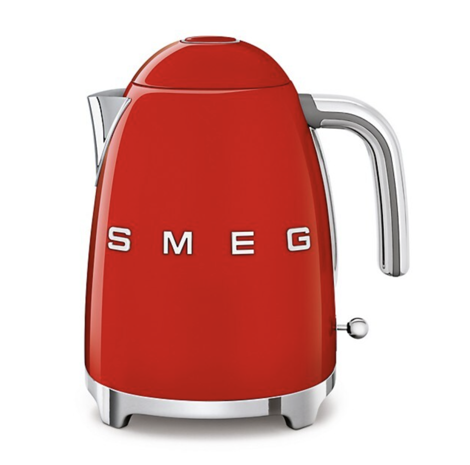 Smeg Retro-Style 3D-Logo Electric Kettle in bright red