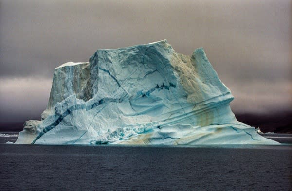 Icebergs con rayas de colores