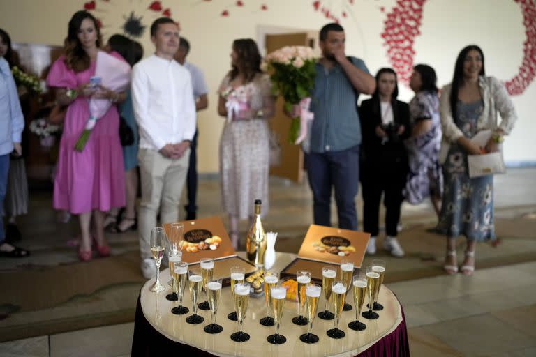 En plena fiesta de  matrimonio de Denys Voznyi y Anna Karpenko