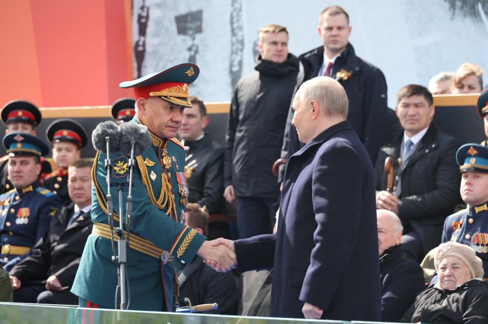 俄羅斯總統普丁（右）本月9日在「勝利日」紅場閱兵時與防長蕭依古握手。路透社