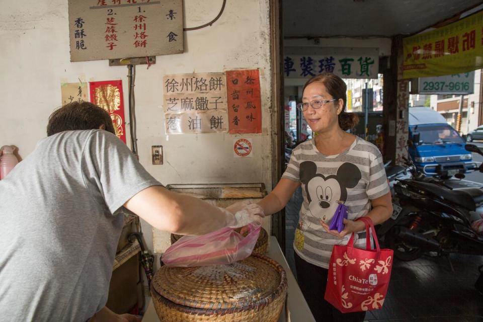 雖是大清早，常客紛紛聞香而來。