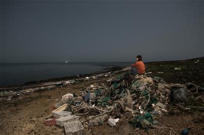 學界研究，每年約有八百多萬噸的「塑膠垃圾」被丟進海洋；聯合國預估，到了2050 年，海洋裡的廢棄塑膠將比魚還要多。