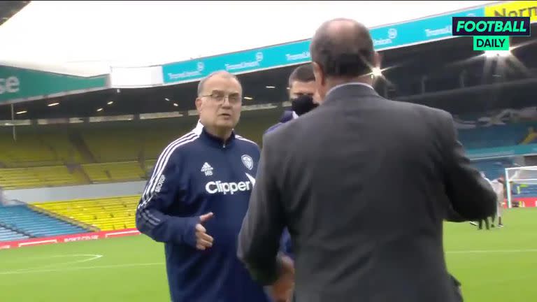 El encuentro cordial entre los entrenadores Marcelo Bielsa y Rafa Benítez, bajo la lluvia, tras el empate 2-2 entre Leeds y Everton