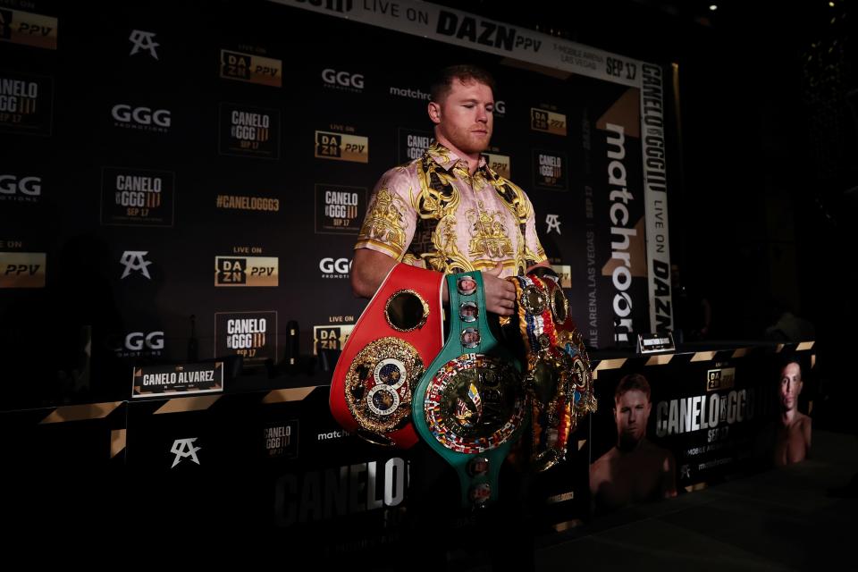 Canelo Álvarez posa con sus cinturones de campeón tras una rueda de prensa previa a su pelea con Gennady Golovkin el 27 de junio de 2022 en Nueva York.