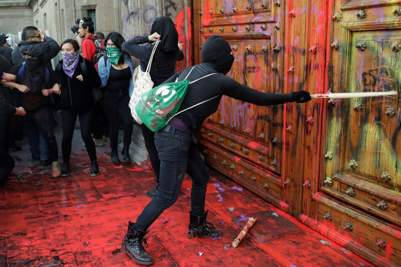 Foto del viernes de manifestantes en una protesta contra la violencia de género en la Ciudad de México.