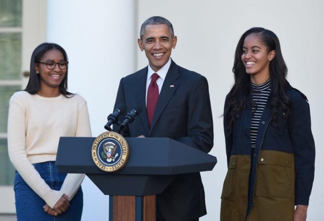 First Daughter Sasha Obama takes summer job at seafood joint in