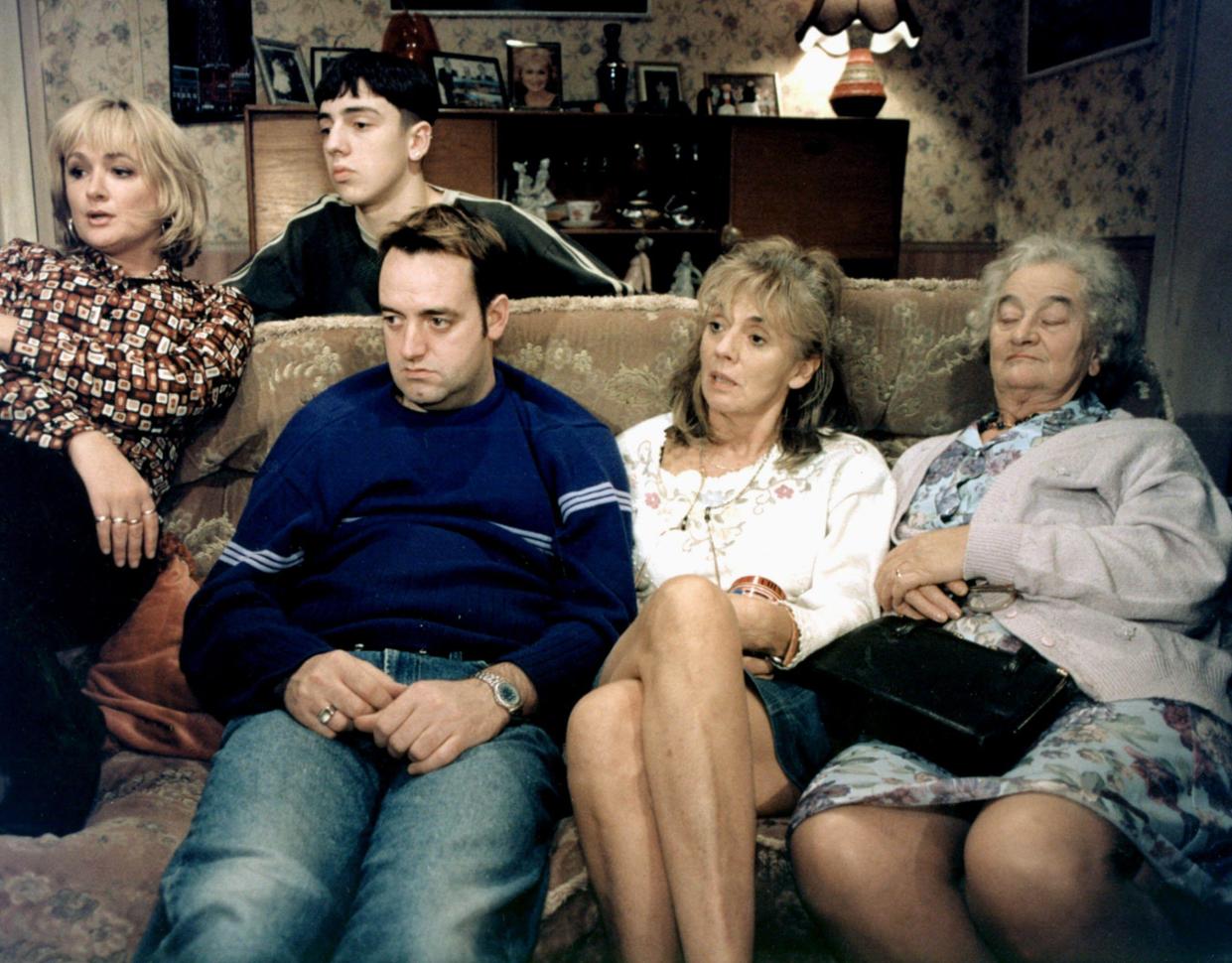 Caroline Aherne, Ralf Little, Craig Cash, Sue Johnston & Liz Smith Television: The Royle Family  (TV-Serie) Characters: Denise Best,Antony Royle,Dave Best,Barbara Royle & Norma Speakman  Uk 1998–2012,  Director:   14 September 1998   **WARNING** This Photograph is for editorial use only and is the copyright of GRANADA TELEVISION and/or the Photographer assigned by the Film or Production Company and can only be reproduced by publications in conjunction with the promotion of the above Film. A Mandatory Credit To GRANADA TELEVISION is required. The Photographer should also be credited when known.