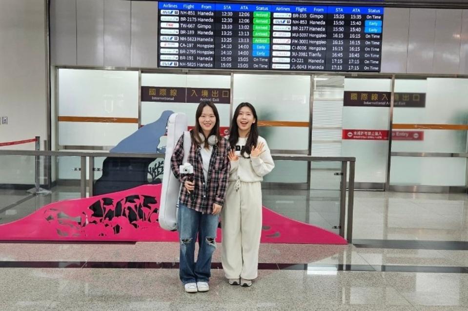 OUBA MUSIC歌手延普羅（左）、金琳抵達台灣，看到接機粉絲超開心。（創造精彩人生提供）