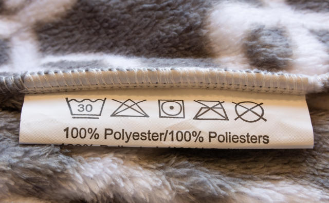 Una prenda de poli&#xe9;ster desprende microfibras con cada lavada que van a dar a r&#xed;os y mares (Foto:Getty)