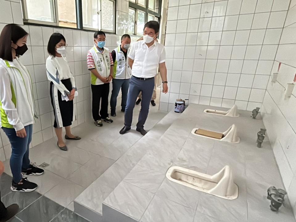 雲林縣多所國中小學的老舊廁所將進行改建，教育部核定補助經費約5千萬元。（圖：立委劉建國服務處提供）