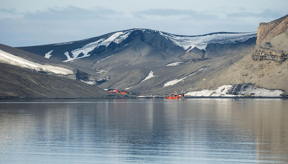 Deception Island (Antártica): o nome já deve dar uma pista do que há aqui. A “ilha” é na verdade a caldeira de um vulcão, que entrou em erupção em 1967 e 1969, causando estragos. Hoje, é disputada como área de pesquisa entre espanhóis e argentinos (Andrew Shiva/Wikimedia Commons)