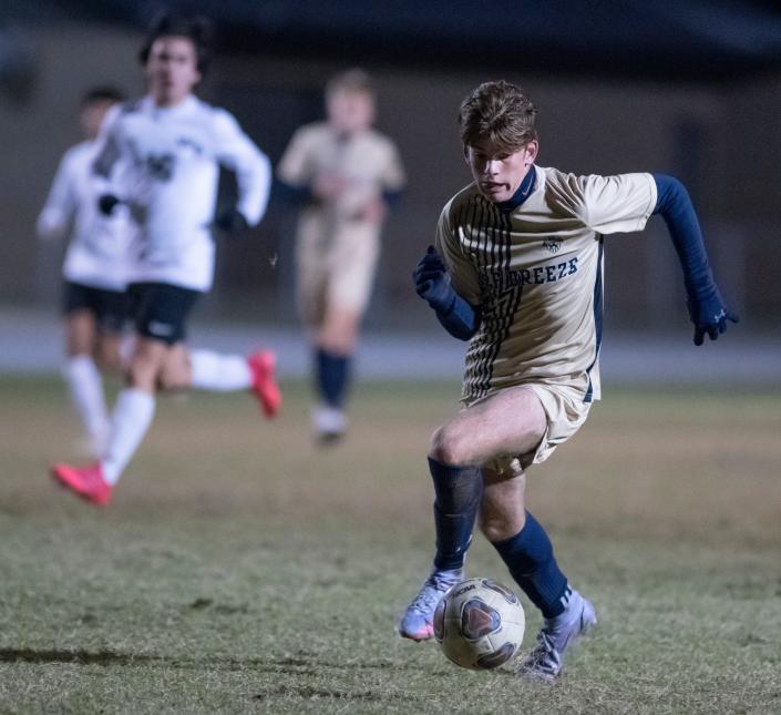 Will Woodward (9) contrôle le ballon lors du match de football entre West Florida et Gulf Breeze au Gulf Breeze High School le mardi 4 janvier 2022.