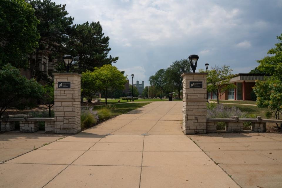 En Northeastern Illinois University, como en muchas otras universidades públicas en el país, los estudiantes blancos son más propensos que los estudiantes negros y latinos a poder graduarse. Camilla Forte/The Hechinger Report (The Hechinger Project)