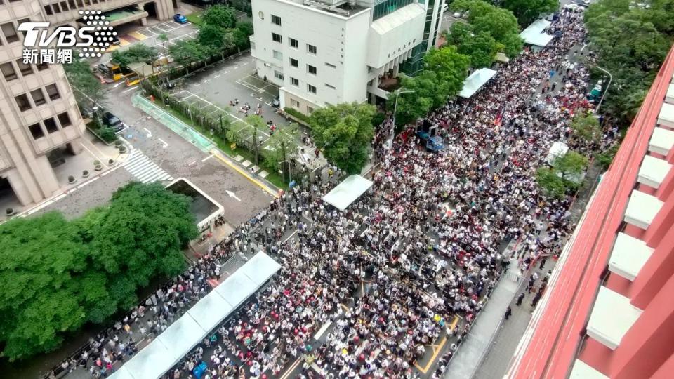 立法院場外抗議人數已破萬。(圖/葉志明攝)