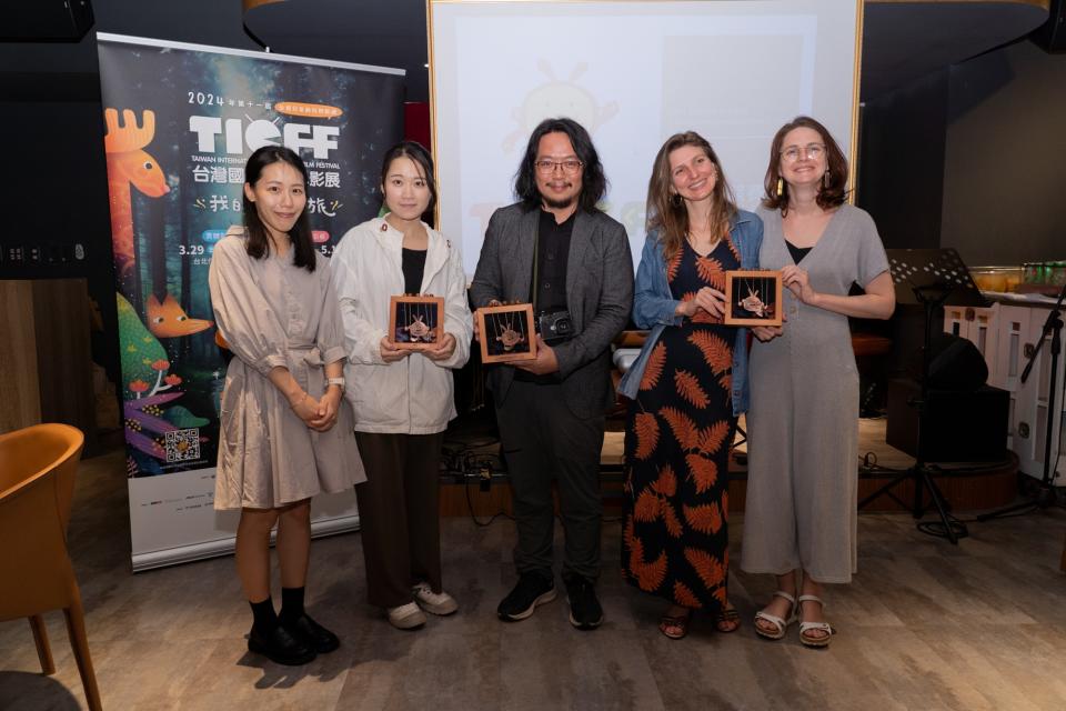 第十一屆台灣國際兒童影展揭曉「台灣獎」頒給《選擇的秘密》、最佳電視網路節目是《海洋日記 - Luca ! 浪來了！》、最佳動畫短片為《神秘鳥地方》，3組獲獎團隊合影。（圖／公視）