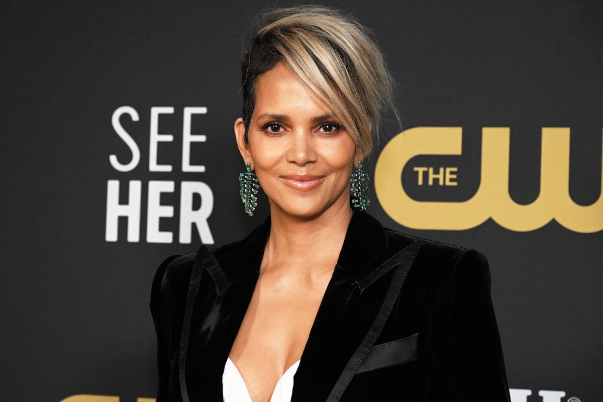 Halle Berry Is Completely Carefree While Skateboarding in a Bikini to ...