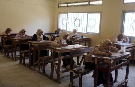 Students take an exam in one of the Al-Azhar institutes in Cairo, Egypt, May 20, 2015. REUTERS/Asmaa Waguih