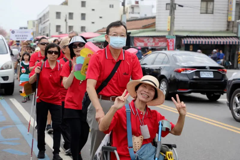 ▲身障朋友非常開心的參與遊行，受到當地居民熱情的歡迎（圖／嘉義縣政府提供）