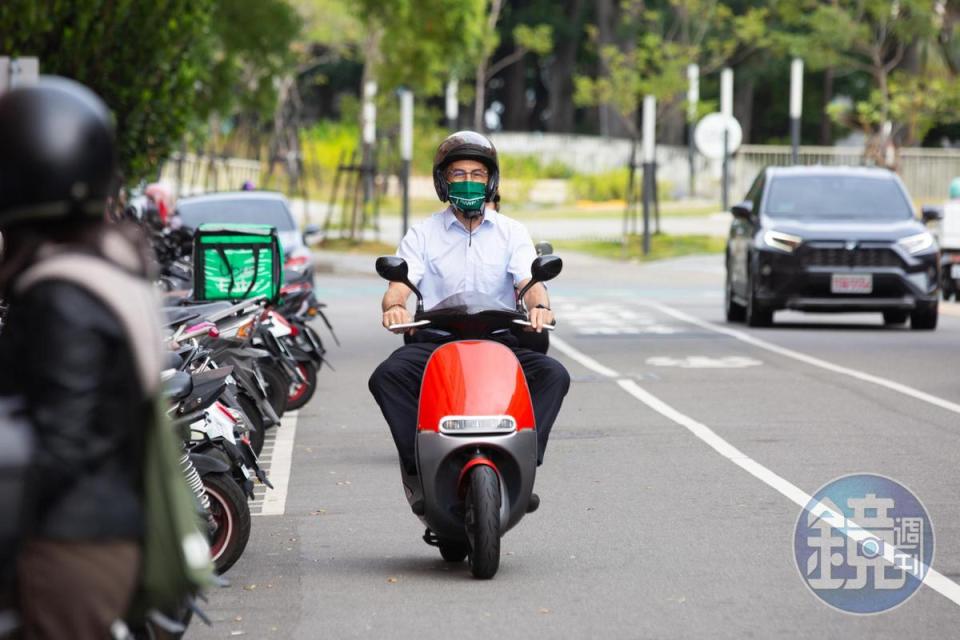 深知台中市區上下班時間特別塞車，馬培德的代步工具是電動機車。