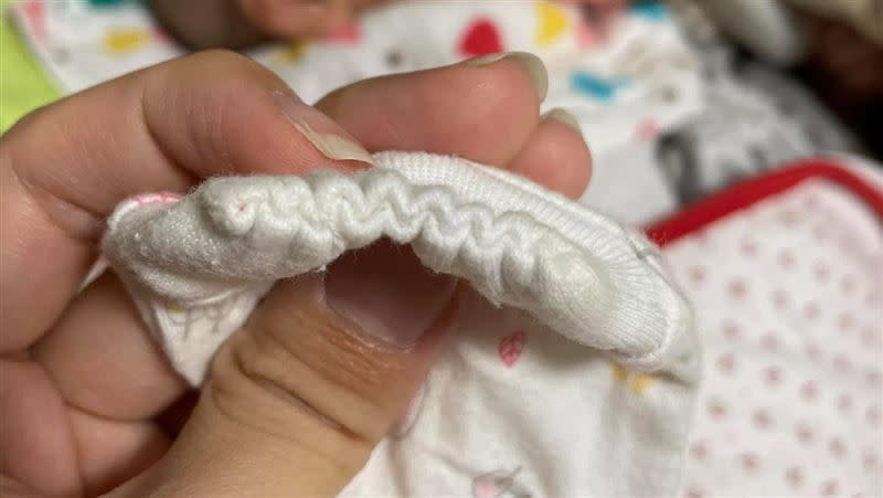 婆婆擔心寶寶的手抓傷臉，特地將衣服的袖口縫起來。（圖／翻攝自 爆怨2公社）