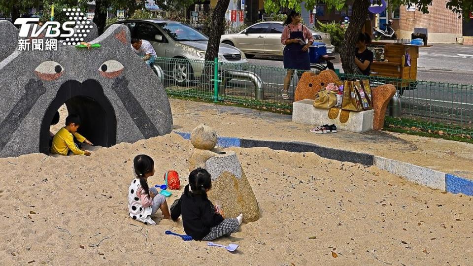 不少小朋友會到公園玩沙。（示意圖／shutterstock達志影像）
