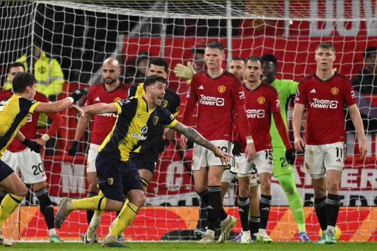 Marcos Senesi grita su gol, el tercero del histórico triunfo de Bournemouth ante Manchester United en Old Trafford