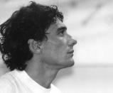 <p>Der Brasilianer Ayrton Senna gewann 1988, 1990 und 1991 den WM-Titel und liegt damit auf Rang drei. Doch diese Position teilt er sich mit vier weiteren F1-Piloten. Hamilton zog damit an seinem großen Idol vorbei. </p>