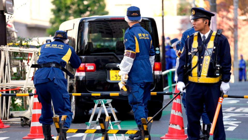 東京警方正在路上檢查一輛損壞的汽車。美聯社