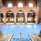 <p>Una iglesia de estilo victoriano del siglo XVIII del municipio de Redbridge es hoy un gimnasio de la cadena Virgin. Destaca sobre todo por la increíble piscina interior de 24 metros construida en la antigua nave central del templo. (Foto: Instagram / @virginactiveuk). </p>