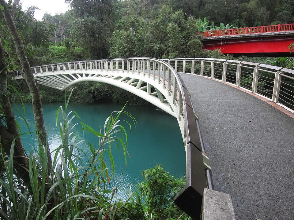 日月潭環湖自行車道 (Photo by Ken Marshall, License: CC BY 2.0, Wikimedia Commons提供, 圖片來源www.flickr.com/photos/kenner116/39415662964)