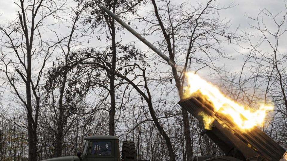 Ucranianos lanzando cohetes.