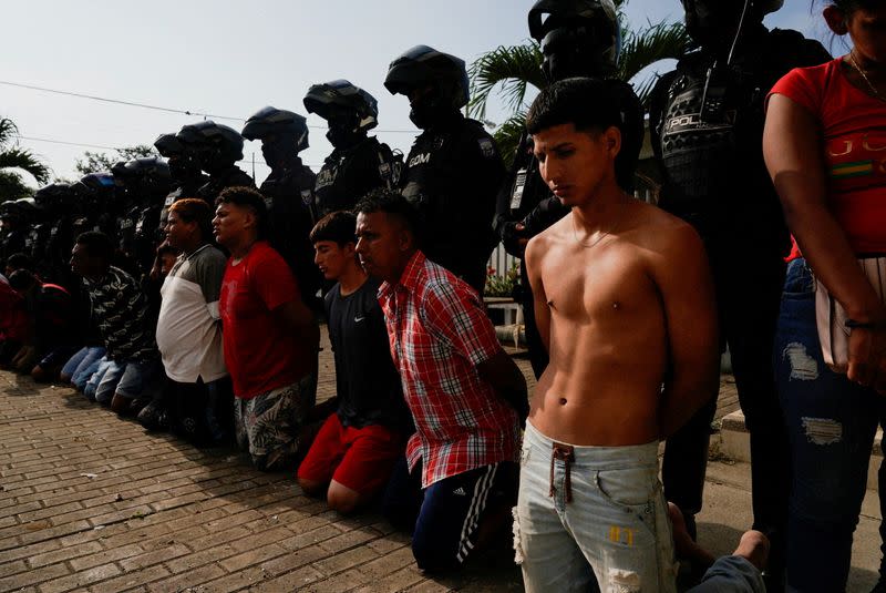 Joint military and police operation in the Socio Vivienda neighbourhood in Guayaquil