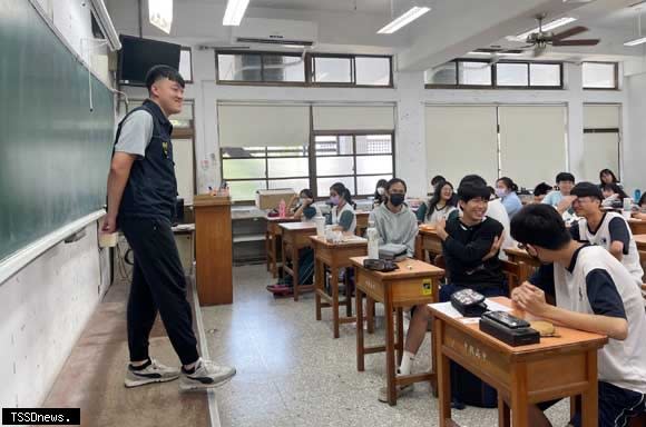 中興警分局犯罪預防宣導團到中興高中，針對學生進行識詐防治教育。(圖：中興警分局提供)