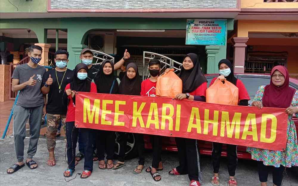 Ahmad Sholehin Sarji donated his curry noodles to orphanages at Taman Medan, Petaling Jaya with donations from  wellwishers. — Picture via Twitter/ @adilasyuaira