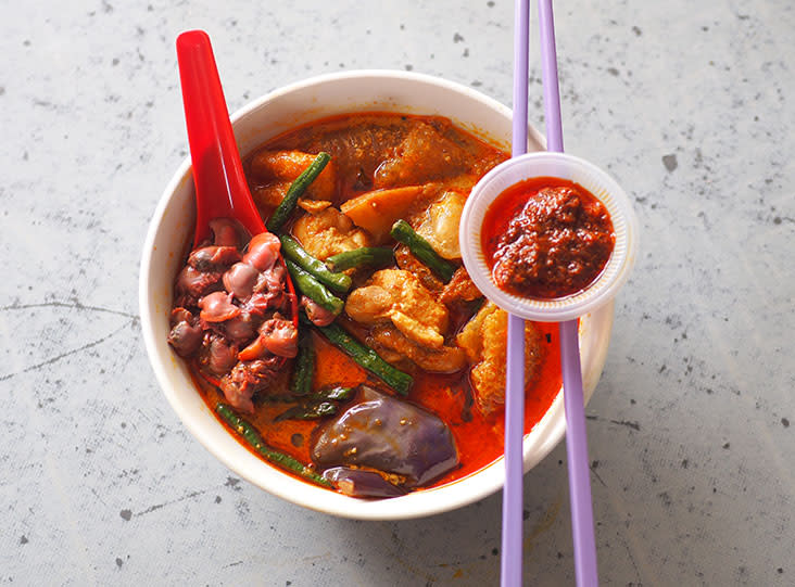 Get this bowl of curry noodles laden with goodies such as pig skin, chicken, long beans, brinjal and cockles – Picture by Lee Khang Yi