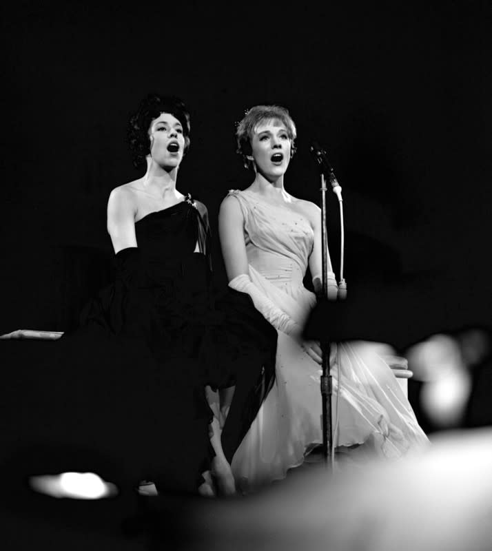 Carol Burnett and Julie Andrews perform in "<em>Julie and Carol at Carnegie Hall" in 1962.</em><p>CBS via Getty Images</p>