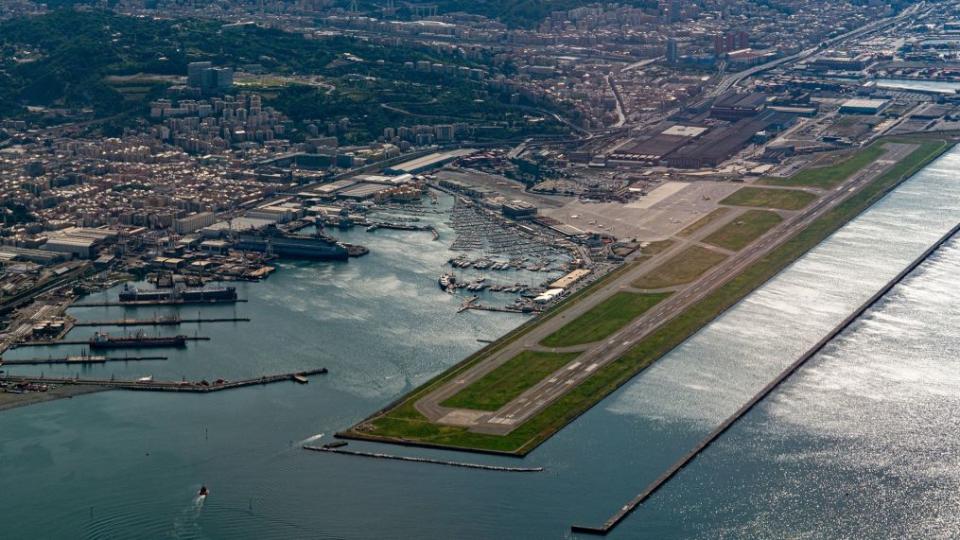 Vista aérea del aeropuerto y el puerto de Génova desde un avión. Crédito: Andrea Izzotti/Alamy Stock Photo