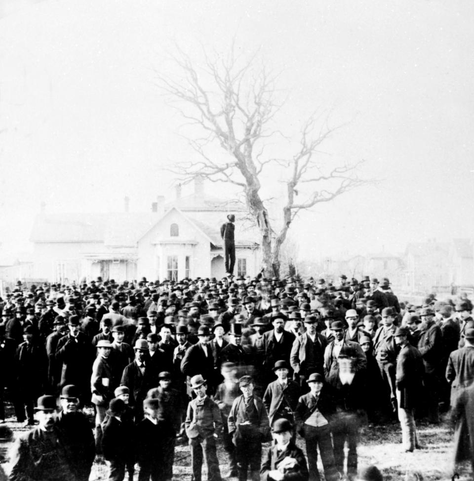 <p>Lynching of a black man, 1882, Washington, D.C. (Photo: Photo12/UIG via Getty Images) </p>